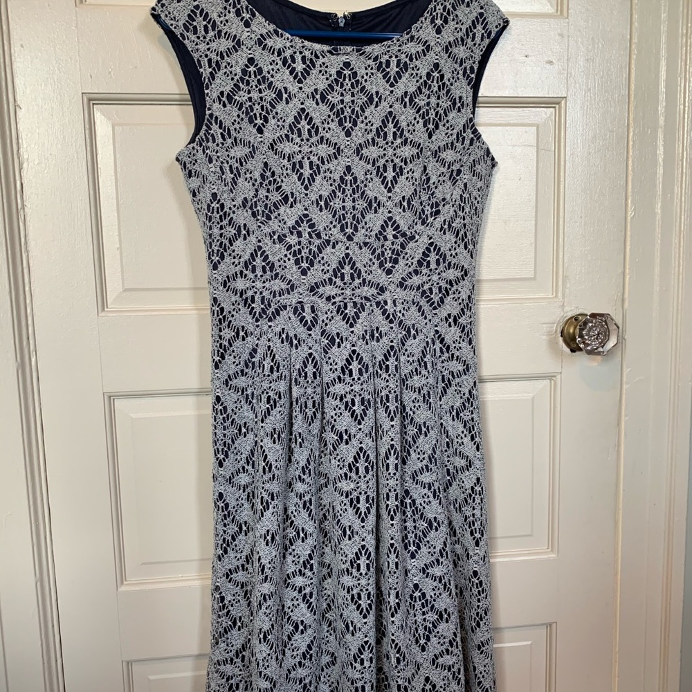 Lace stretchy midi dress